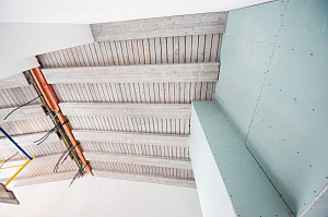 отделка потолка прямым планкеном фото