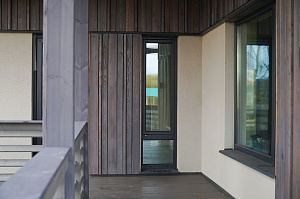 Изысканная терраса из сибирской лиственницы в Солнечной Долине