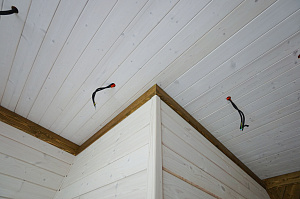 Шепот дерева: Завершенные работы по отделке стен и потолков в Кармолино