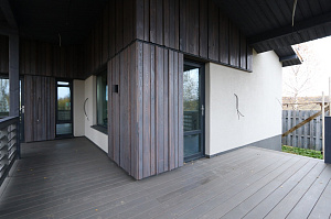 Изысканная терраса из сибирской лиственницы в Солнечной Долине