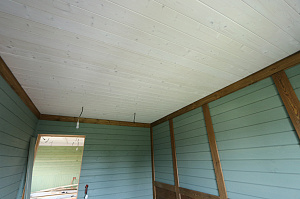 Шепот дерева: Завершенные работы по отделке стен и потолков в Кармолино