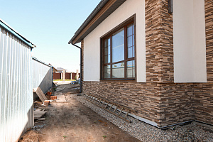 Фасад в стиле Шале: Изысканный коттедж в Новом Щеглово от Лесобиржи-Спб