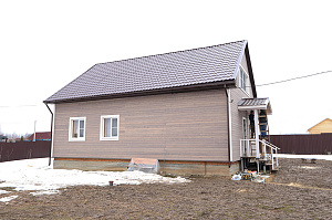 Не просто обшивка, а комплексное решение: вентилируемый фасад, индивидуальный водосток и единый стиль — дом, который будет служить десятилетиями