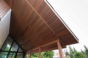 Скрытый крепёж САМО, цеховая покраска и масло Renner: почему термоясень — лучший выбор для статусного дома в Ленинградской области