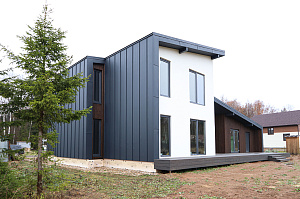 Премиальная отделка фасада и террасы лиственницей: проект ЛесоБиржи на Ладожские Берега