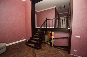 Забежные ступени, кованые балясины и ясень: история одной лестницы, рожденной в содружестве с клиентом