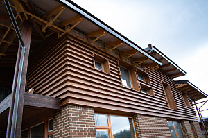 дом с отделкой планкеном из лиственницы