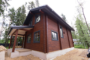 Комплекс работ по покраске деревянного дома с балками на террасе и стобами