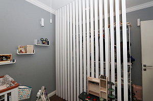 Элегантное зонирование: реечные перегородки из дуба в Кюмлено