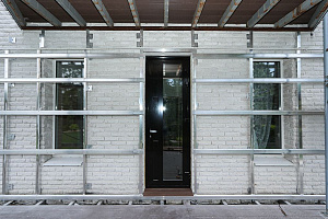 Скрытый крепёж САМО, цеховая покраска и масло Renner: почему термоясень — лучший выбор для статусного дома в Ленинградской области