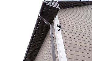 Не просто обшивка, а комплексное решение: вентилируемый фасад, индивидуальный водосток и единый стиль — дом, который будет служить десятилетиями