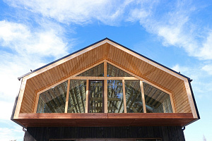 Не просто обшивка, а архитектурное высказывание: вертикальный планкен, идеальные зазоры и мембрана для долгой жизни дома