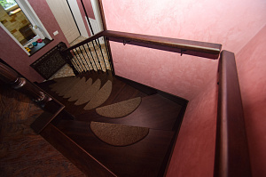 Забежные ступени, кованые балясины и ясень: история одной лестницы, рожденной в содружестве с клиентом