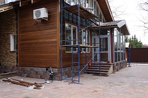 Бревенчатый дом больше не нуждается в ремонте каждые 5 лет: как вентилируемый фасад и цоколь White Hills решили проблему навсегда