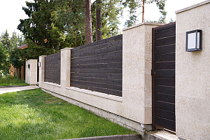 Забор из скошенного планкена в Нижний: Эстетика и долговечность от Лесобиржа-СПб, проверенные временем