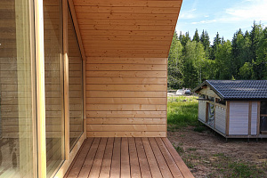 Не просто обшивка, а архитектурное высказывание: вертикальный планкен, идеальные зазоры и мембрана для долгой жизни дома