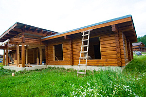 От шлифовки до финишного блеска: 10 дней работы, 10 лет защиты — покраска бруса от Лесобиржи-Спб