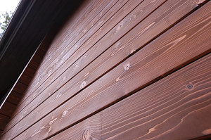 Комплекс работ по покраске деревянного дома с балками на террасе и стобами