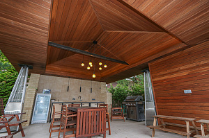 Скрытый крепёж, цеховая покраска и сибирская лиственница: почему этот проект в Мысе Удальцово не требует внимания уже 4 года