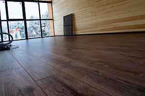 пол покрытый инженерной доской