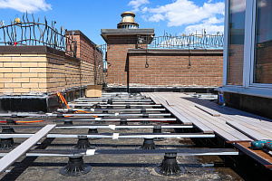 Эксклюзивная терраса из термоясеня на эксплуатируемой кровле в Санкт-Петербурге