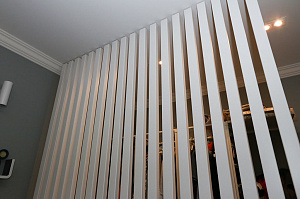 Элегантное зонирование: реечные перегородки из дуба в Кюмлено