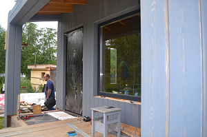 планкен вертикально на фасаде