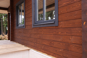 Комплекс работ по покраске деревянного дома с балками на террасе и стобами