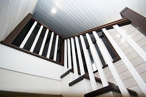 межэтажная лестница из лиственницы 23