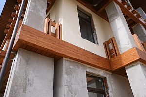 Холодная монументальность камня и живое тепло дерева — идеальный дуэт для фасада, который не оставит равнодушным