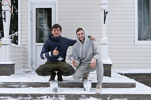 Как выглядит дом-баня из лафета внутри, когда покраска сделана по уму