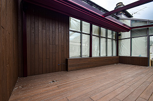 Инженерное совершенство: алюминиевые лаги, термоясень и скрытый крепеж в проекте для банка