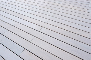 Эксклюзивная терраса из термоясеня на эксплуатируемой кровле в Санкт-Петербурге