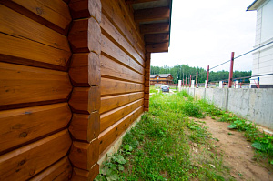 От шлифовки до финишного блеска: 10 дней работы, 10 лет защиты — покраска бруса от Лесобиржи-Спб