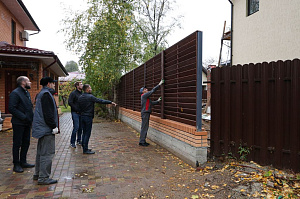 Элегантный забор из планкена и кирпича на Прохладном озере