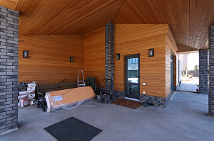 Современный комбинированный фасад: преображение коттеджа в КП 