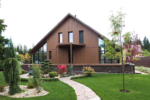 Скрытый крепёж САМО, цеховая покраска и масло Renner: почему термоясень — лучший выбор для статусного дома в Ленинградской области