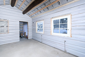 Как выглядит дом-баня из лафета внутри, когда покраска сделана по уму