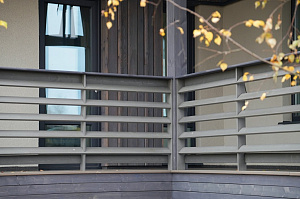 Изысканная терраса из сибирской лиственницы в Солнечной Долине