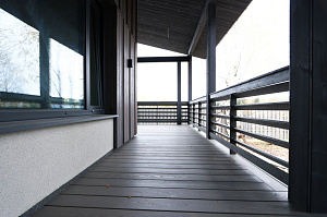 Изысканная терраса из сибирской лиственницы в Солнечной Долине