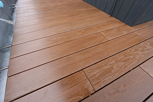 Терраса из термоясеня на эксплуатируемой кровле