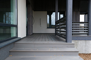 Изысканная терраса из сибирской лиственницы в Солнечной Долине