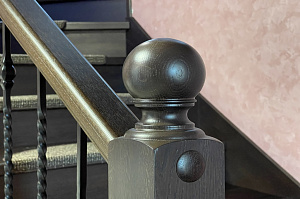 Забежные ступени, кованые балясины и ясень: история одной лестницы, рожденной в содружестве с клиентом