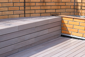 Эксклюзивная терраса из термоясеня на эксплуатируемой кровле в Санкт-Петербурге