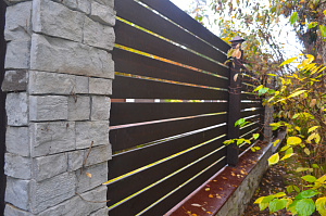 монтаж планкена на забор 1