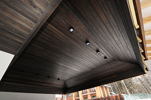 Не просто отделка, а инвестиция в качественный отдых: скошенный планкен из лиственницы и имитация бруса из кедра для зон с разной нагрузкой