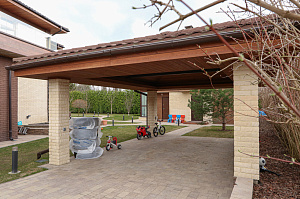 Скрытый крепёж, цеховая покраска и сибирская лиственница: почему этот проект в Мысе Удальцово не требует внимания уже 4 года