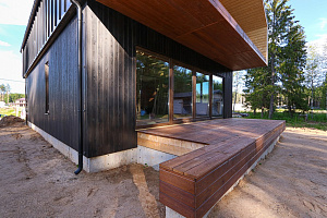 Не просто обшивка, а архитектурное высказывание: вертикальный планкен, идеальные зазоры и мембрана для долгой жизни дома