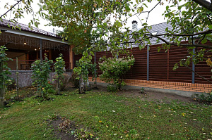 Элегантный забор из планкена и кирпича на Прохладном озере