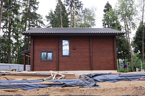 Комплекс работ по покраске деревянного дома с балками на террасе и стобами